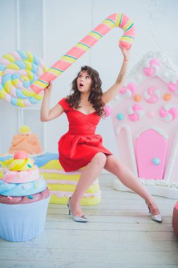 sevimli kız poz dalga geçmeyi pembe çörek, tatlı, kötü yemekler, donut deliğe benziyor, gözleri tarafından donuts tutar