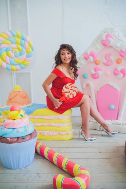 sevimli kız poz dalga geçmeyi pembe çörek, tatlı, kötü yemekler, donut deliğe benziyor, gözleri tarafından donuts tutar