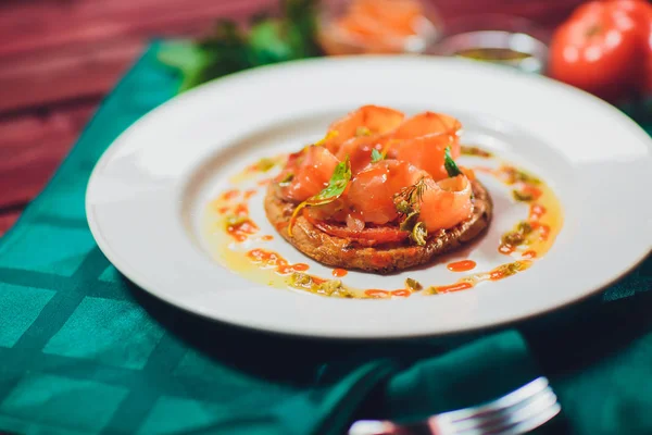 Нарізаний грибний пиріг з сиром і помідорами крупним планом на столі. горизонтальна форель — стокове фото