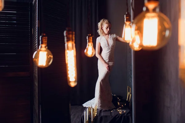 Mariée portrait avec de longues serrures. En robe blanche — Photo