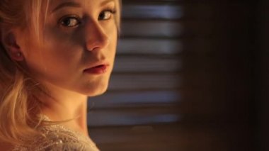 Uzun kilitleri ile portre gelin. Beyaz elbise