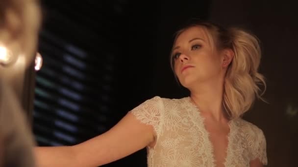 Ritratto Della Sposa Con Lunghe Serrature Con Vestito Bianco — Video Stock