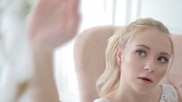 Mooie blonde vrouw draagt romantische vloeiende jurk wandelen in landelijk gebied schot — Stockvideo