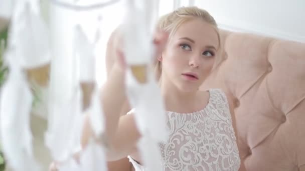 Krásná blondýnka romantické tekoucí šatech chůze ve venkovské oblasti zastřelil — Stock video