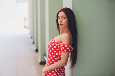 Avrupa'nın şehir sokak moda kadın gülüyor. Yaz Avrupa şehrin trendy kız gülümsüyor. Mutlu kadın portre. Kopya alanı.