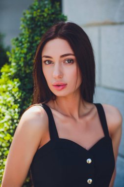 Avrupa'nın şehir sokak moda kadın gülüyor. Yaz Avrupa şehrin trendy kız gülümsüyor. Mutlu kadın portre. Kopya alanı.