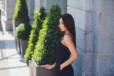 Avrupa'nın şehir sokak moda kadın gülüyor. Yaz Avrupa şehrin trendy kız gülümsüyor. Mutlu kadın portre. Kopya alanı.