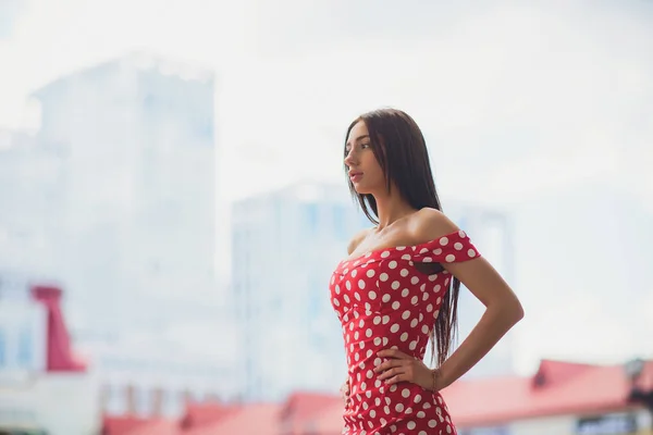 Donna Moda Ridente in City Street in Europa. Sorridente ragazza alla moda in estate città europea. Felice ritratto femminile. Copia spazio . — Foto Stock