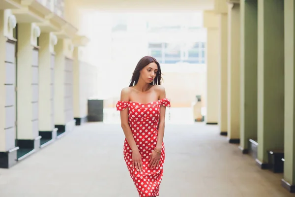 Femme de mode riante dans City Street en Europe. Souriante fille à la mode dans la ville européenne d'été. Happy Female Portrait. Espace de copie . — Photo