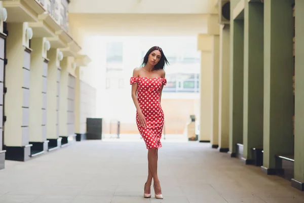 Femme de mode riante dans City Street en Europe. Souriante fille à la mode dans la ville européenne d'été. Happy Female Portrait. Espace de copie . — Photo