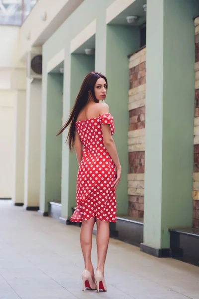 Lachen mode vrouw in de straat van de stad in Europa. Lachende Trendy meisje in de zomer Europese stad. Gelukkig vrouwelijke portret. Kopiëren van ruimte. — Stockfoto