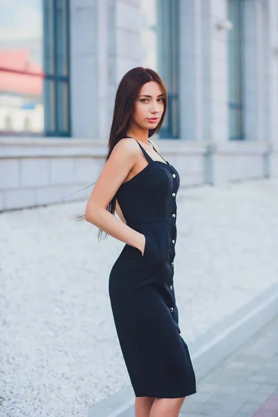 Laughing Fashion Woman in City Street in Europe. Smiling Trendy Girl in Summer European Town. Happy Female Portrait. Copy Space. — Stock Photo, Image