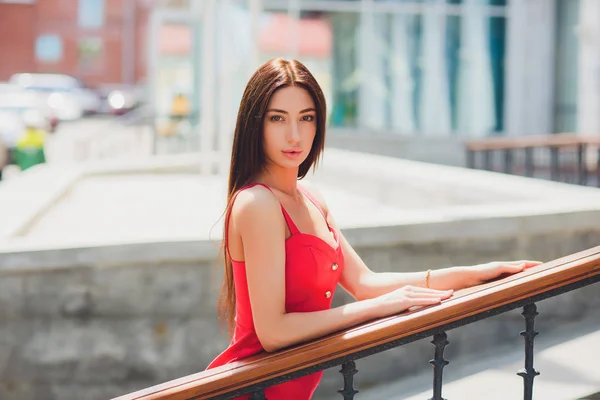 Lachende Modefrau in der City Street in Europa. lächelndes trendiges Mädchen in sommerlicher europäischer Stadt. glückliches Frauenporträt. Kopierraum. — Stockfoto