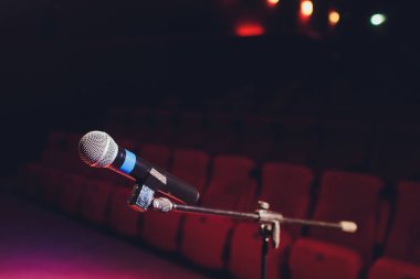Seyirci için bir arka plan kırmızı salon oturma ile mikrofon.