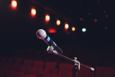 Seyirci için bir arka plan kırmızı salon oturma ile mikrofon