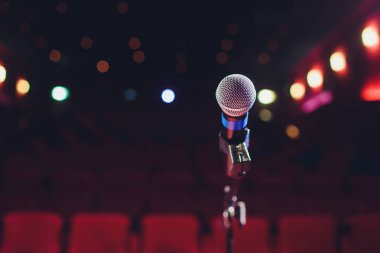 Seyirci için bir arka plan kırmızı salon oturma ile mikrofon.