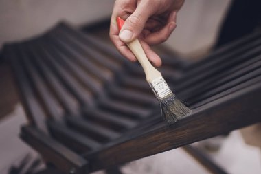 Ressamlar boyalı eski ahşap sandalyeler. Eski ahşap mobilya.