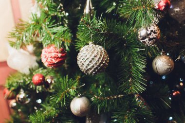 Ofis renkli süsler ile Noel ağacı tarafından dekore edilmiştir.