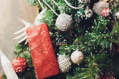 Ofis renkli süsler ile Noel ağacı tarafından dekore edilmiştir.