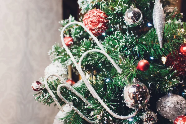 La oficina está decorada por un árbol de Navidad con adornos coloridos . — Foto de Stock