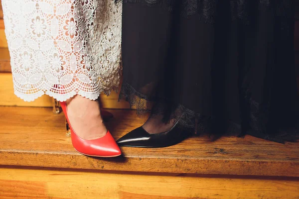 Primer plano de las piernas y los zapatos de las mujeres jóvenes . — Foto de Stock