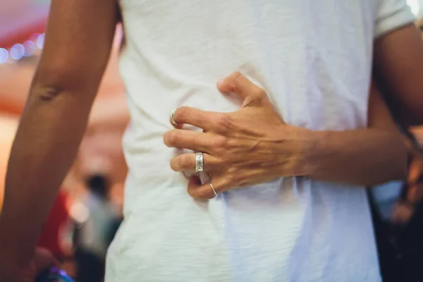 Närbild av händerna på attraktiva ungt par. Mannen i Jeansskjorta och jeans. Kvinnans händer kramar man. — Stockfoto
