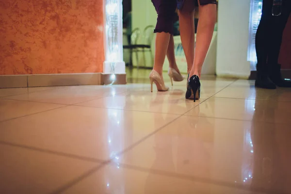 Nahaufnahme schöner weiblicher Beine beim Einkaufen. — Stockfoto