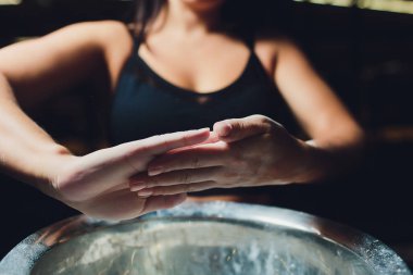 Vücut geliştirme önce tebeşir toz el alkışlar genç kadın atlet kadeh kırpılmış.