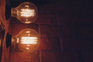 Kafede birçok sarı lamba kadar geceleri kapatın.