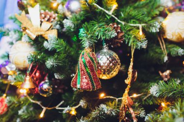 ağaç üzerinde altın ve gümüş Noel süsleri.