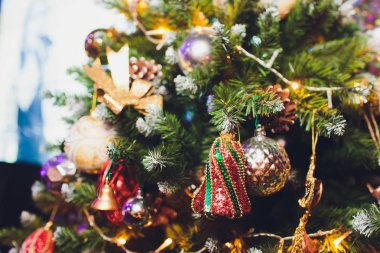 ağaç üzerinde altın ve gümüş Noel süsleri.