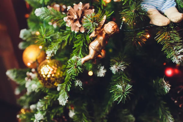 Decoraciones de oro y plata de Navidad en el árbol . — Foto de Stock