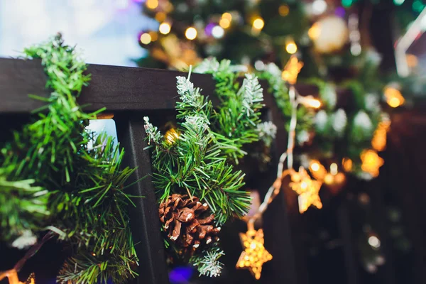 Or et argent Décorations de Noël sur l'arbre . — Photo