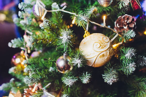 Decoraciones de oro y plata de Navidad en el árbol . — Foto de Stock