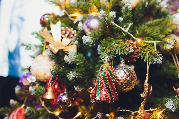 Decoraciones de oro y plata de Navidad en el árbol . — Foto de Stock