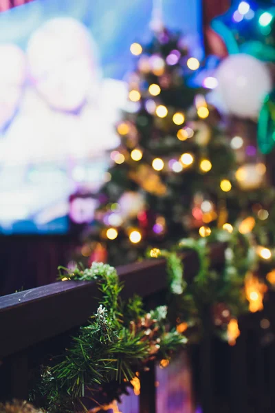 Or et argent Décorations de Noël sur l'arbre . — Photo