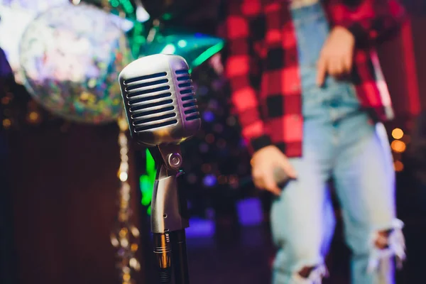 Microfoon Kerst Muziek Concept Karaoke Disco Nieuwjaar Viering — Stockfoto