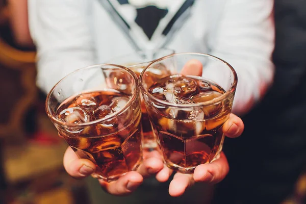 Il barista prepara un cocktail rosso al bar. Cocktail rosso. Cocktail rosso al club . — Foto Stock