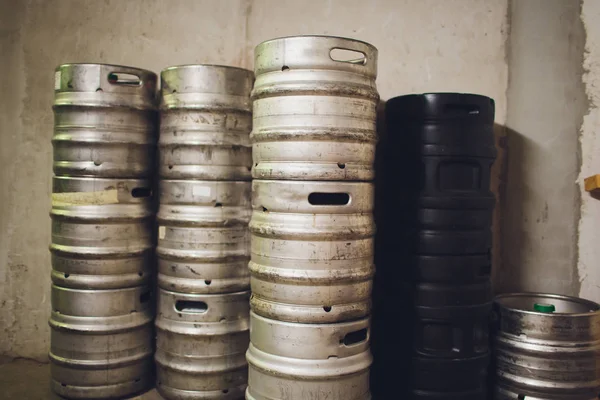 Gama de barriles de cerveza apilados de barriles . — Foto de Stock