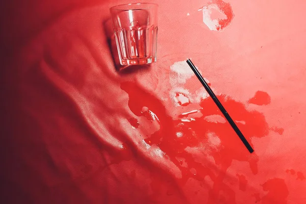유출 된 타락 한 와인 글라스에서 붉은 반점. — 스톡 사진