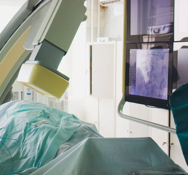 Máquina de rayos X en el hombre del hospital en el sofá . — Foto de Stock