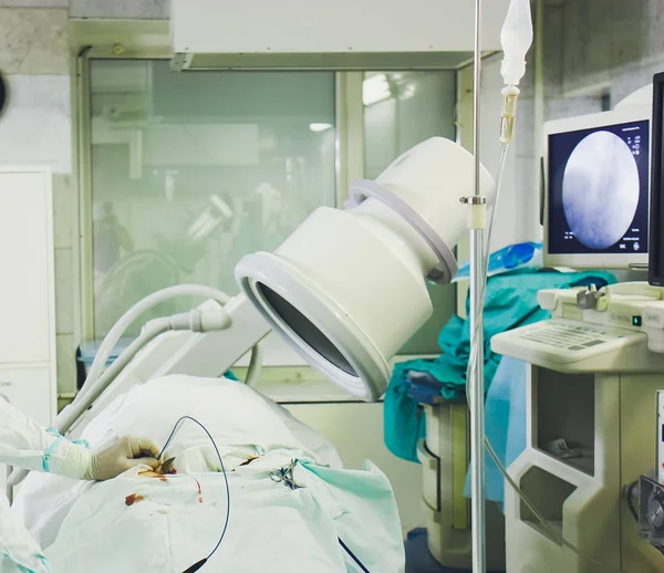 Máquina de rayos X en el hombre del hospital en el sofá . — Foto de Stock