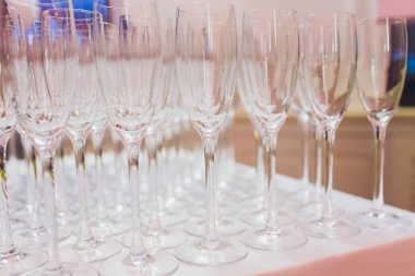 Kristal berraklığında boş şarap bardakları masanın üzerinde. Alkol arka plan. Bir sürü barda şarap bardakları.