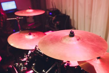 Konser, müzik aletleri davul aşamasında.