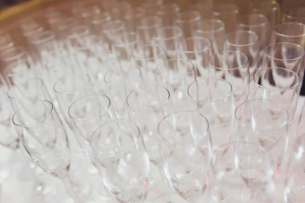 Křišťálově čistá prázdná sklenice na stole. Alkohol na pozadí. Mnoho vinné sklenice na baru. — Stock fotografie