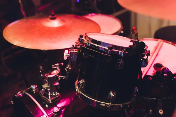 Muziekinstrumenten in concert, drum in de fase. — Stockfoto