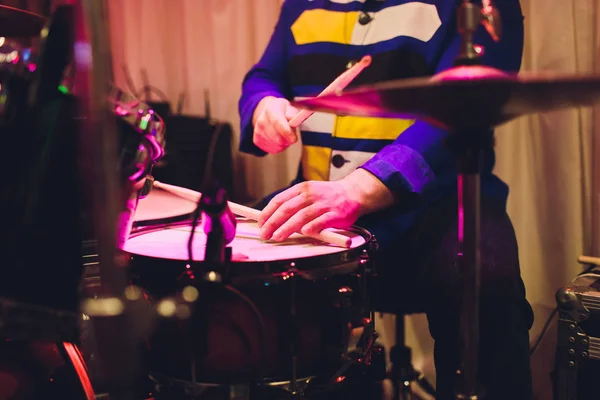 Profesionální nastavení bubnů detailně. Bubeník s bicí, koncert živé hudby. — Stock fotografie