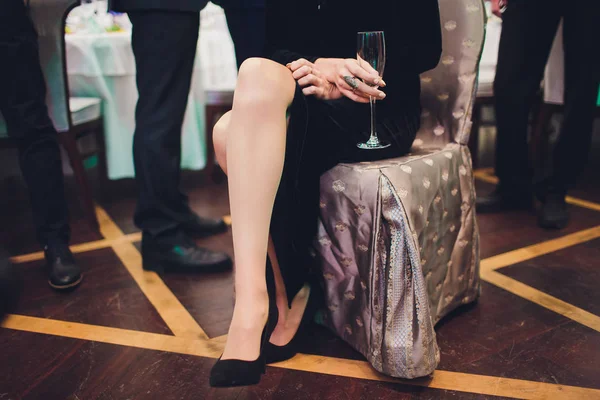 De cerca la foto recortada de las piernas hermosas de la señora de negocios en los zapatos de las colinas altas. ella está sentada en la oficina . — Foto de Stock