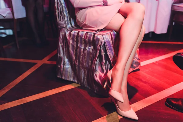 Close up foto ritagliata di belle gambe della donna d'affari in scarpe alte colline. lei è seduta in ufficio . — Foto Stock