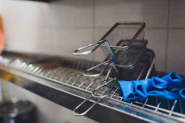 Fritöz patates yağ kaynar ile için. Temiz mutfak. Koncept fast food Restoran, ekipman. afiş.